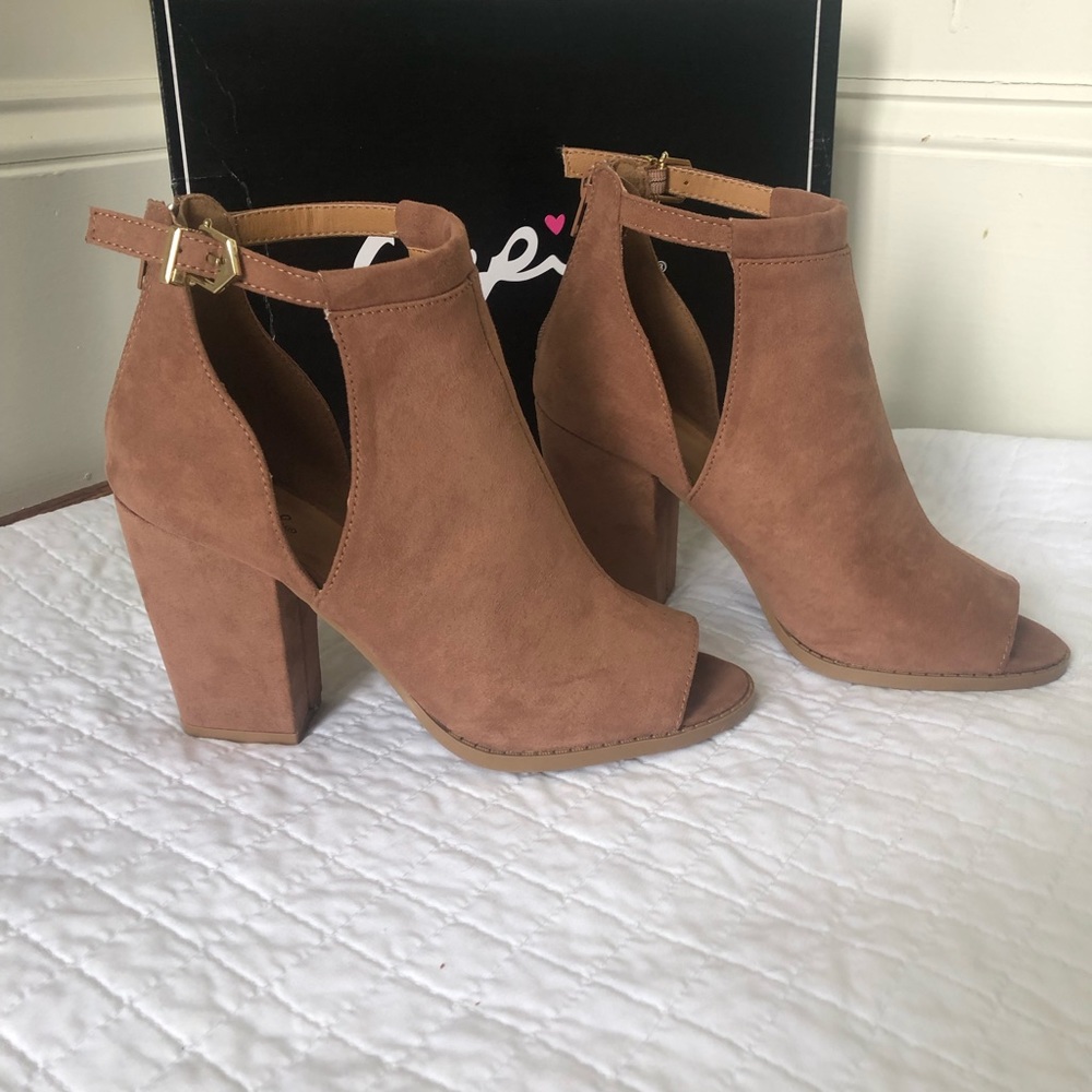 Shoes NEW IN BOX - Picture 2 of 3